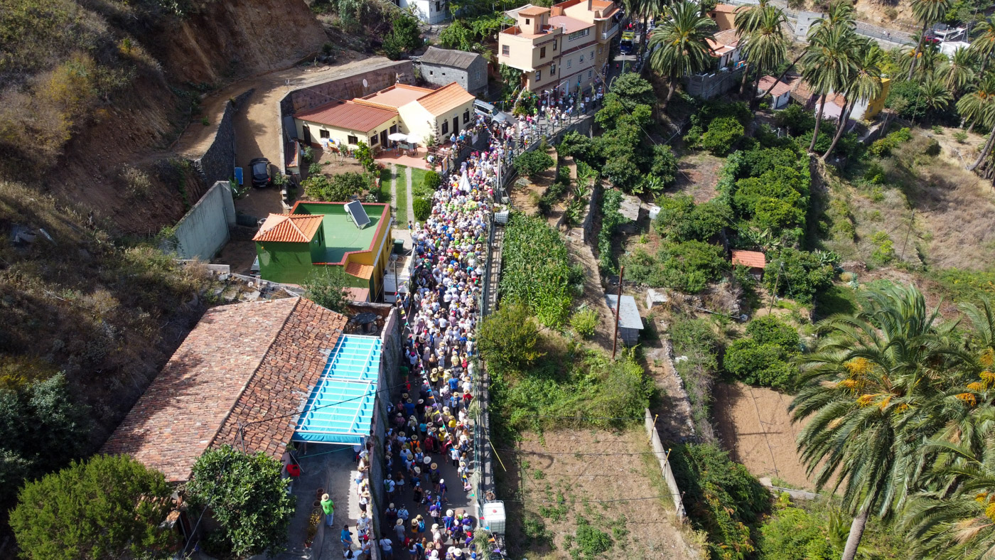La Bajada extraordinaria reúne a miles de personas en Vallehermoso